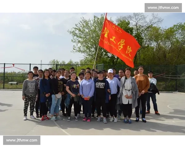 激烈趣味拔河比赛卡通场景欢乐团结力量对抗瞬间