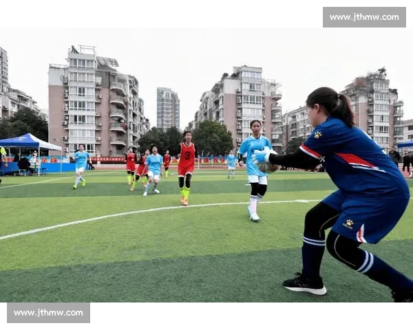 足球比赛球员穿着装备解析与赛场表现关系探讨